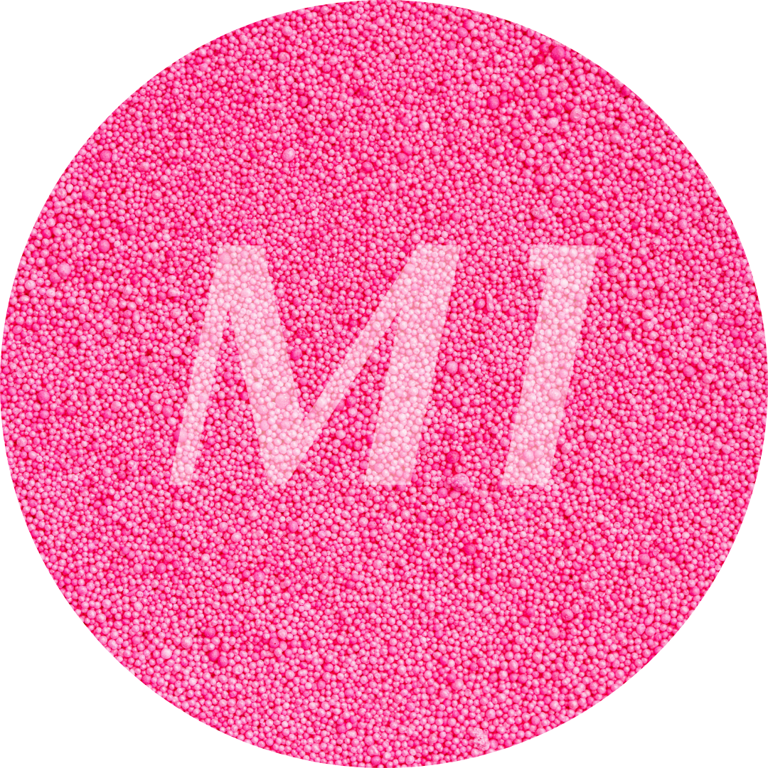 Kleurstaal van fel roze kaarsenzand met fijne waxparels en subtiel M1-logo op de achtergrond.