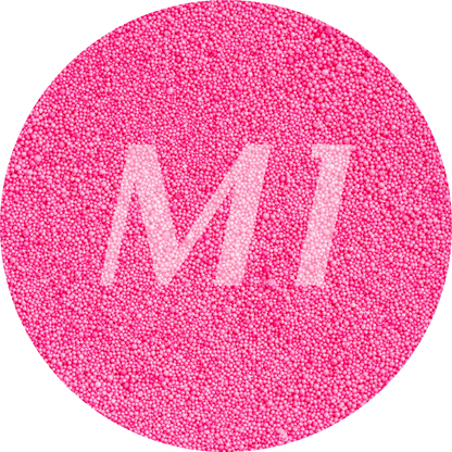 Kleurstaal van fel roze kaarsenzand met fijne waxparels en subtiel M1-logo op de achtergrond.