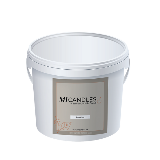 Witte emmer met M1 Candles kaarsenzand in de kleur Snow White, voorzien van een minimalistisch label.