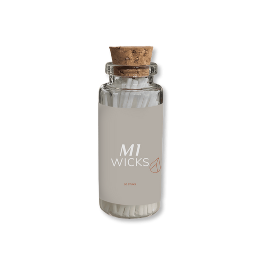 Glazen flesje met kurk gevuld met 50 katoenen lonten van M1 Wicks, verpakt in een minimalistisch designlabel.
