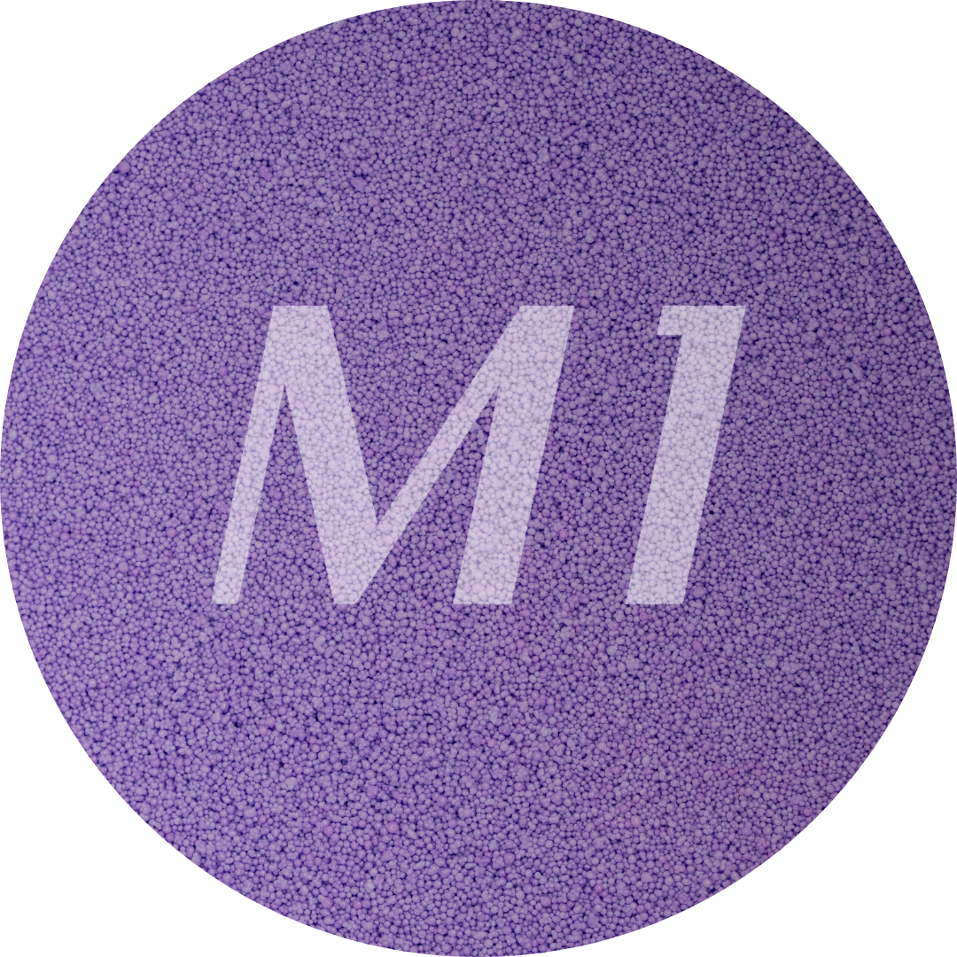 Kleurstaal van paars kaarsenzand met fijne waxparels en subtiel M1-logo op de achtergrond.