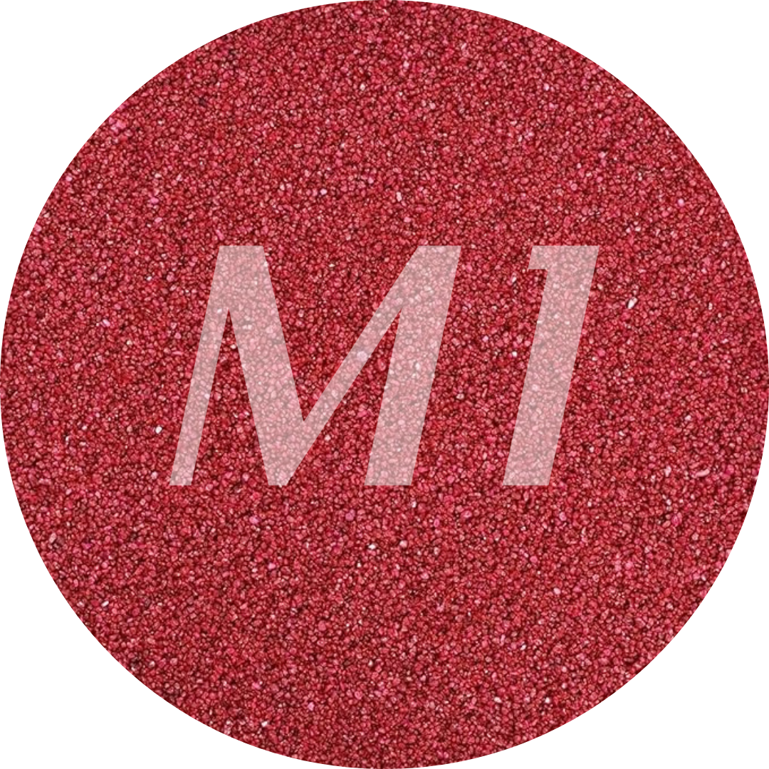 Kleurstaal van rood kaarsenzand met fijne waxparels en subtiel M1-logo op de achtergrond.