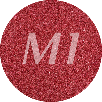Kleurstaal van rood kaarsenzand met fijne waxparels en subtiel M1-logo op de achtergrond.