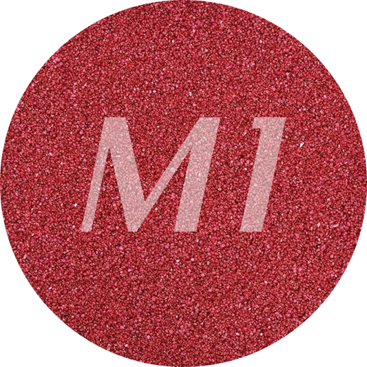 Kleurstaal van rood kaarsenzand met fijne waxparels en subtiel M1-logo op de achtergrond.