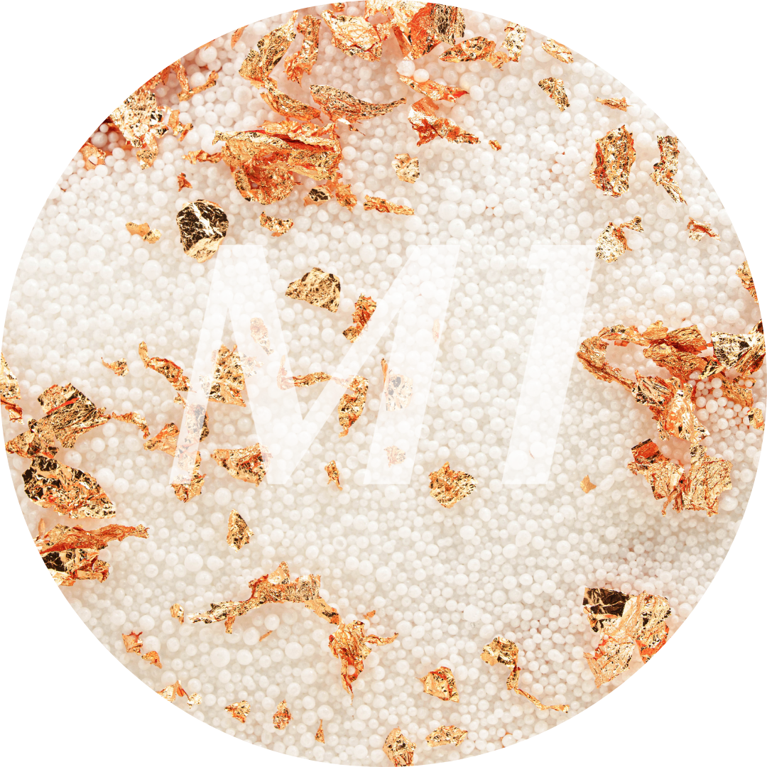 Kleurstaal van wit kaarsenzand met roségouden glinsterflakes en subtiel M1-logo op de achtergrond.