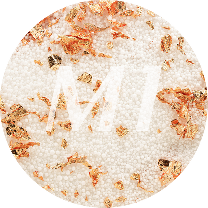 Kleurstaal van wit kaarsenzand met roségouden glinsterflakes en subtiel M1-logo op de achtergrond.