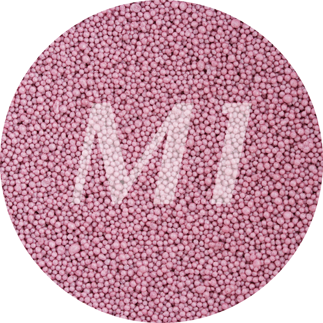 Kleurstaal van oud roze kaarsenzand met fijne waxparels en subtiel M1-logo op de achtergrond.