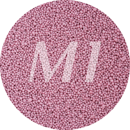 Kleurstaal van oud roze kaarsenzand met fijne waxparels en subtiel M1-logo op de achtergrond.