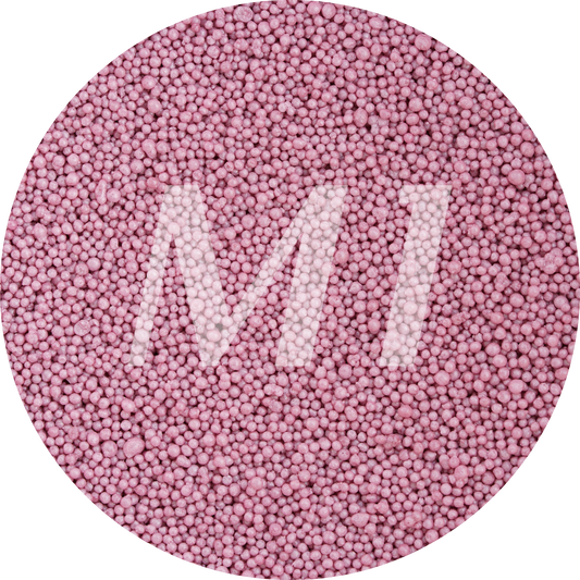 Kleurstaal van oud roze kaarsenzand met fijne waxparels en subtiel M1-logo op de achtergrond.