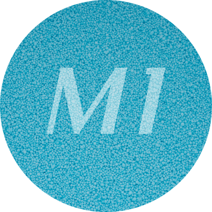 Kleurstaal van fel blauw kaarsenzand met fijne waxparels en subtiel M1-logo op de achtergrond.