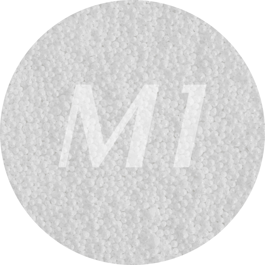 Kleurstaal van wit kaarsenzand met fijne waxparels en subtiel M1-logo op de achtergrond.