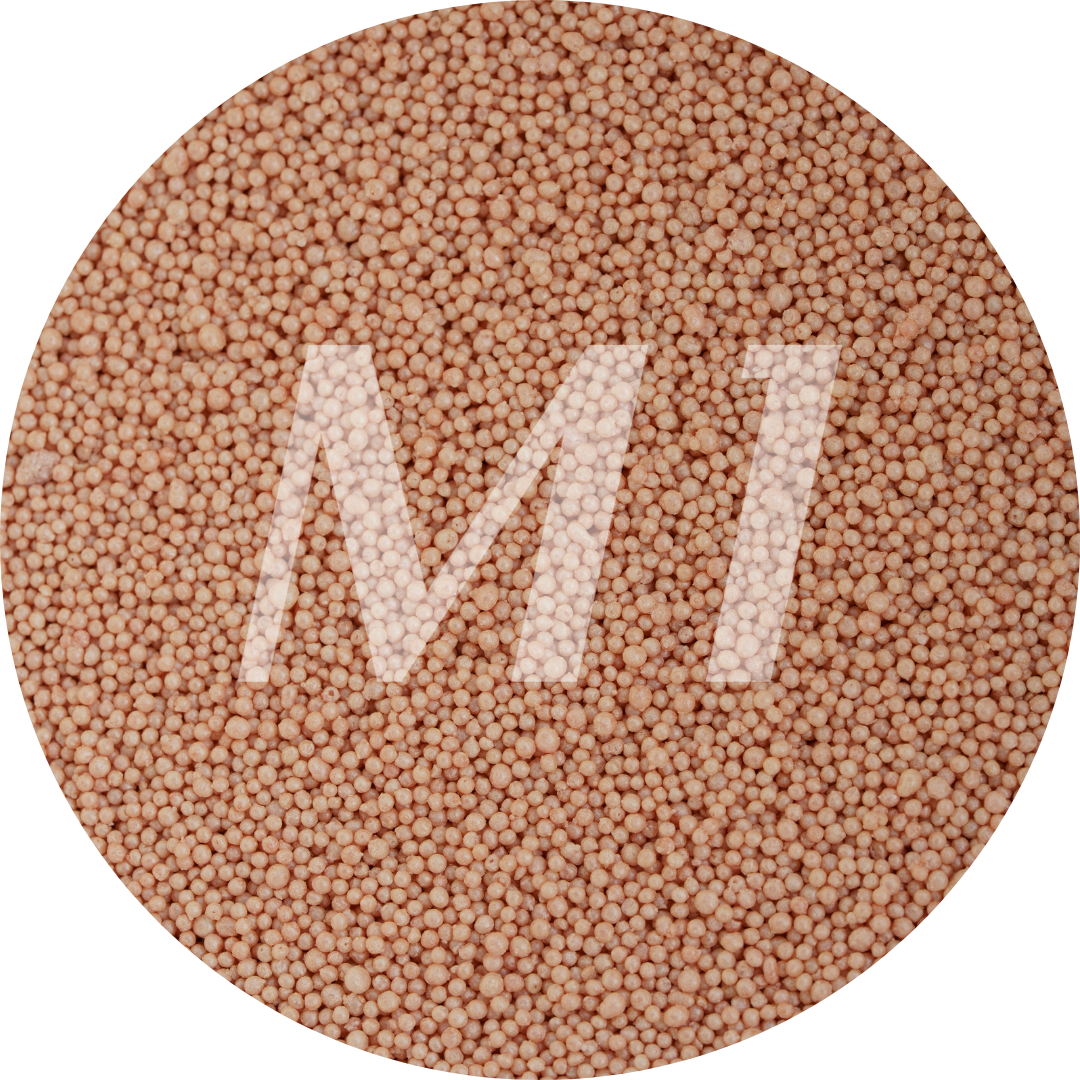 Kleurstaal van terra cotta kaarsenzand met fijne waxparels en subtiel M1-logo op de achtergrond.