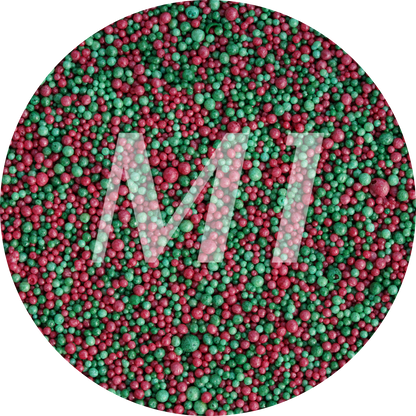 Kleurstaal van groen en rood kaarsenzand met fijne waxparels en subtiel M1-logo op de achtergrond.