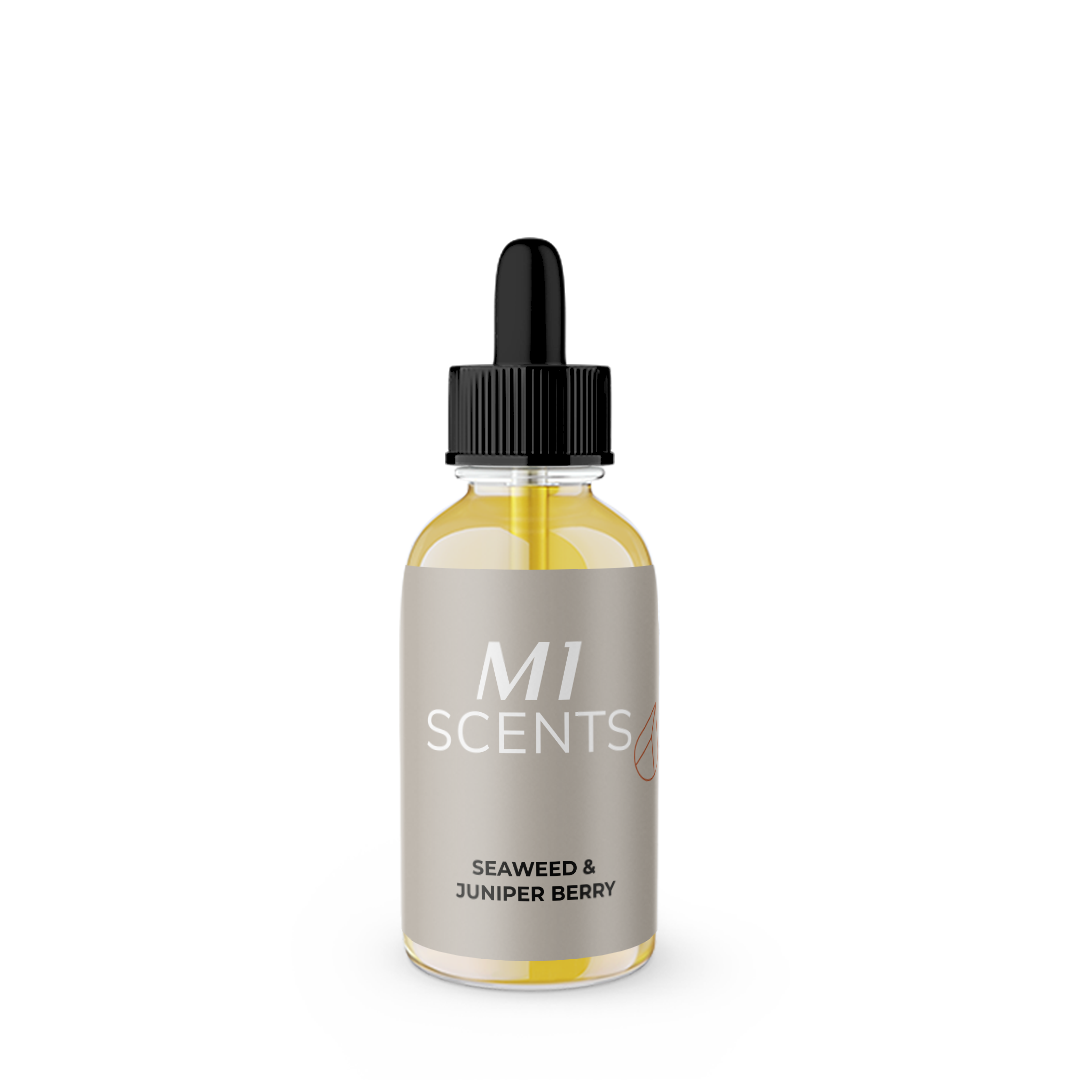 M1 Scents geurolie “Seaweed & Juniper Berry” in transparant pipetflesje met gouden olie en minimalistisch M1 Candles label.