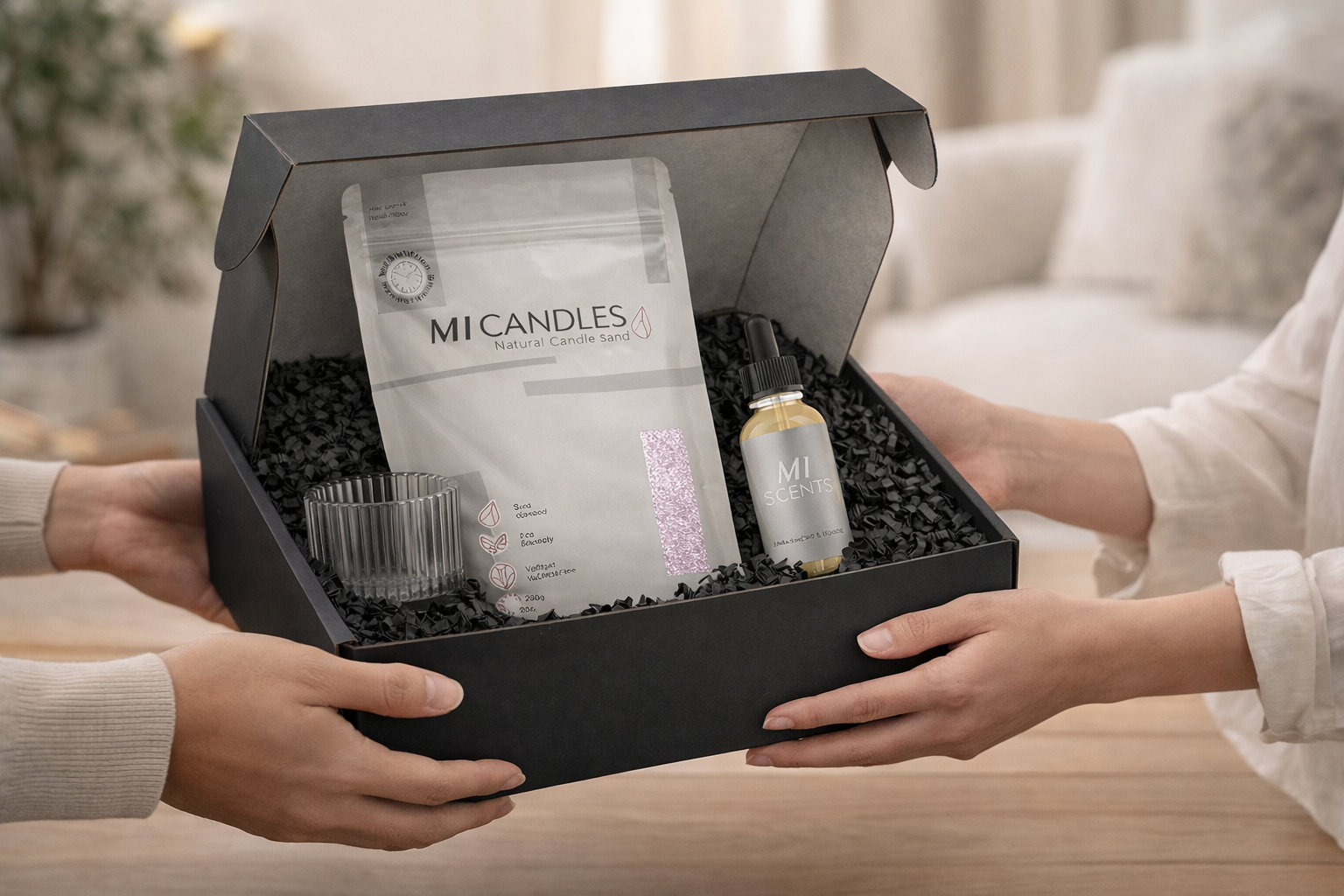 Luxe cadeaupakket van M1 Candles met kaarsenzand, M1 Scents geurolie en glazen kaarshouder, perfect als stijlvol en origineel geschenk.