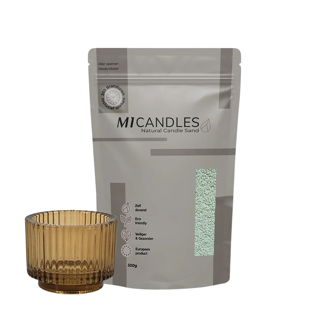 Starterspakket van M1 Candles met 250g natuurlijk kaarsenzand in hersluitbare zak en stijlvolle amberkleurige glazen houder – duurzaam, veilig en Europees geproduceerd.