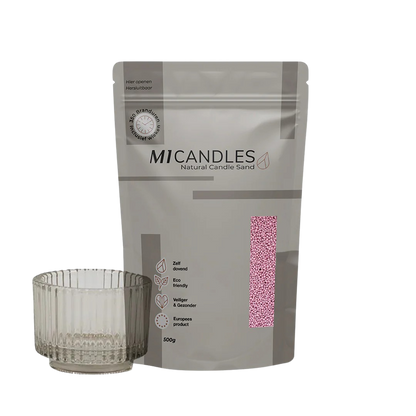 Starterspakket van M1 Candles met 250g natuurlijk kaarsenzand in hersluitbare zak en stijlvolle glazen houder – duurzaam, veilig en Europees geproduceerd.
