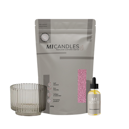 Starterspakket Plus van M1 Candles met kaarsenzand, geurolie en glazen houder – duurzaam en herbruikbaar kaarsconcept.