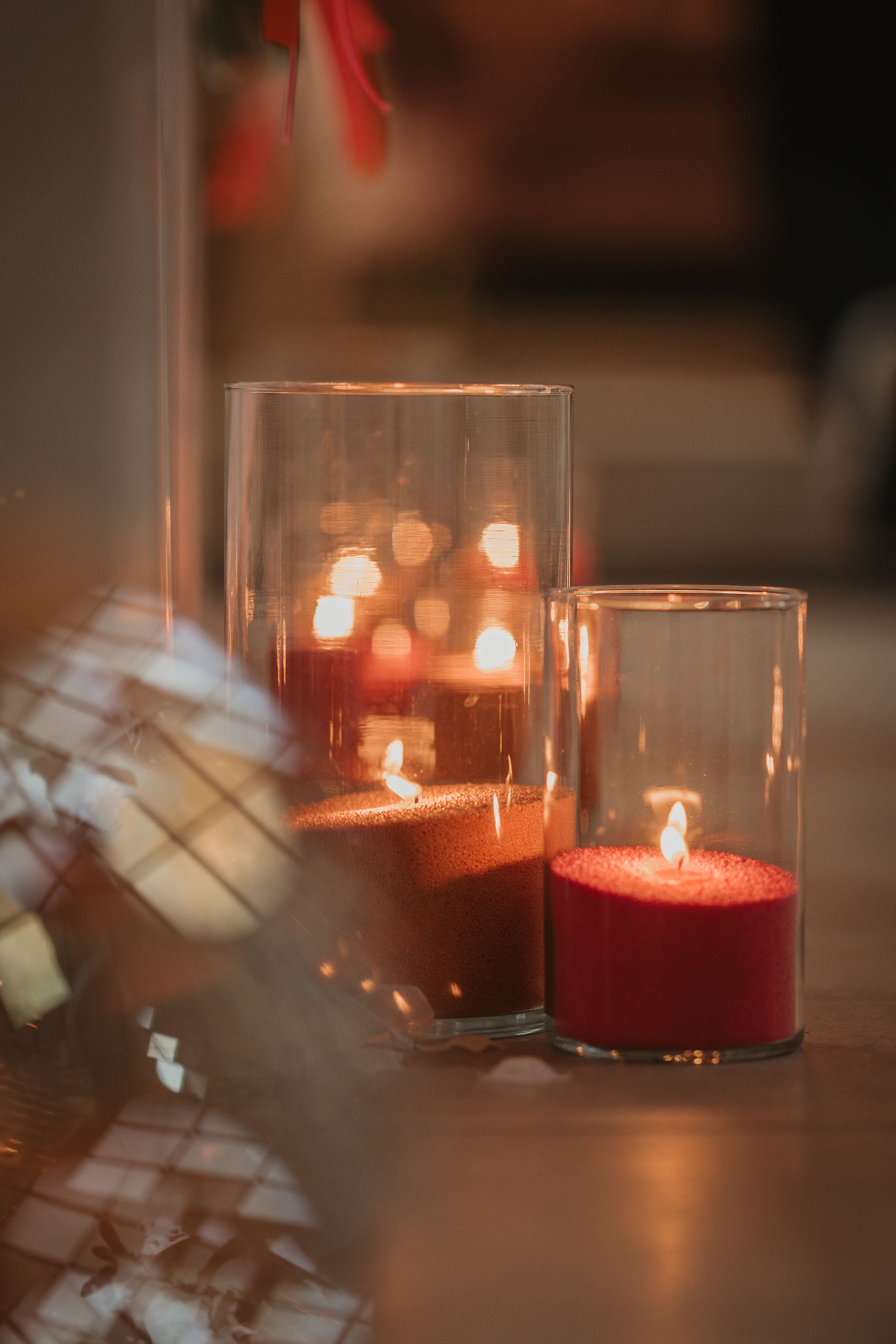 Rode kaarsen in glazen cilinders voor sfeervolle kerstdecoratie met warm kaarslicht