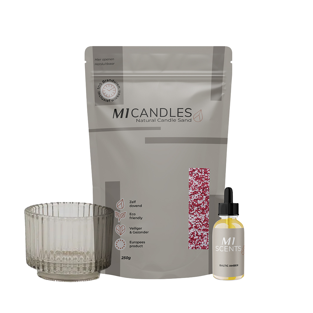 M1 Candles Natural Candle Sand (250g) in rood-witte mix, met glazen houder en M1 Scents geurolie Baltic Amber.