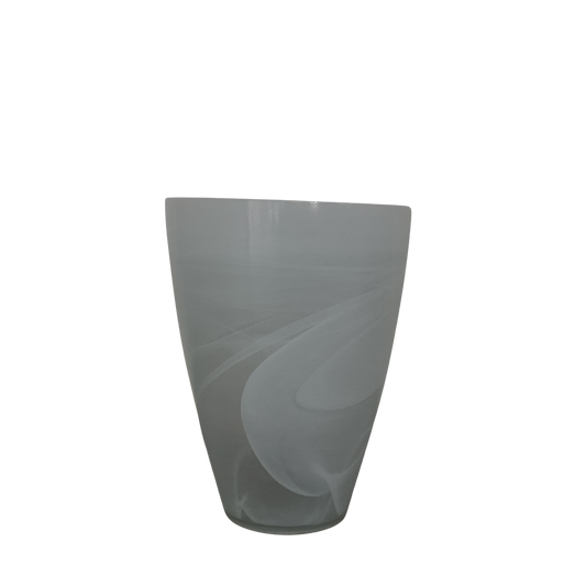 Matglazen vaas in wit met subtiele swirl-patronen op transparante achtergrond.