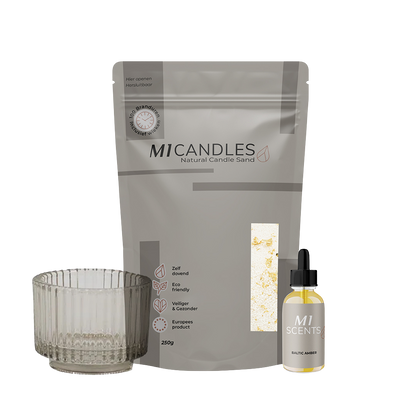 M1 Candles Natural Candle Sand (250g) met glazen houder en M1 Scents geurolie Baltic Amber.