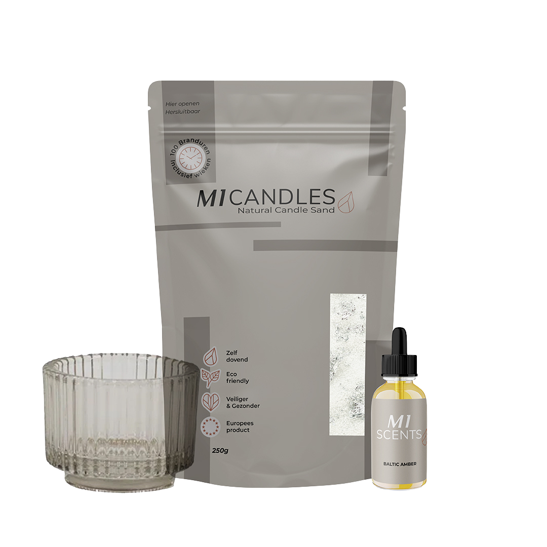 M1 Candles Natural Candle Sand (250g) in witte kleur, met transparant glazen houder en M1 Scents geurolie Baltic Amber.