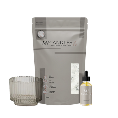 M1 Candles Natural Candle Sand (250g) in witte kleur, met transparant glazen houder en M1 Scents geurolie Baltic Amber.