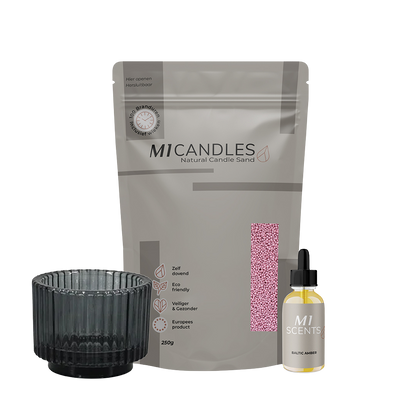 M1 Candles Natural Candle Sand (250g) in roze kleur, met zwarte glazen houder en M1 Scents geurolie Baltic Amber.