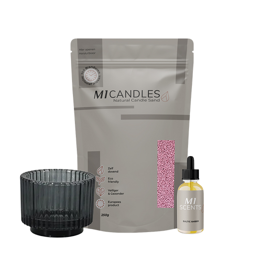 M1 Candles Natural Candle Sand (250g) in roze kleur, met zwarte glazen houder en M1 Scents geurolie Baltic Amber.